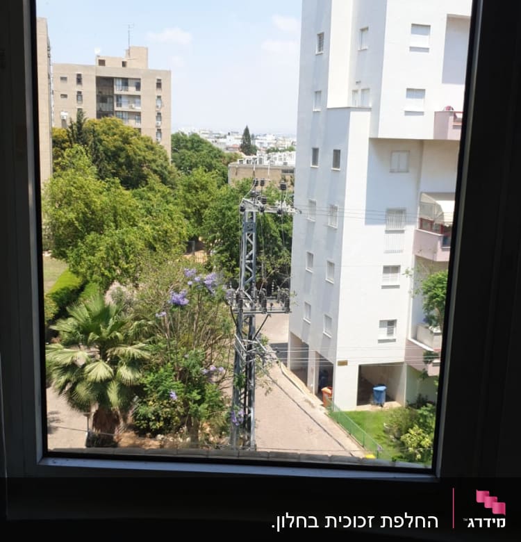 נוף עירוני מבעד לחלון זכוכית שקוף